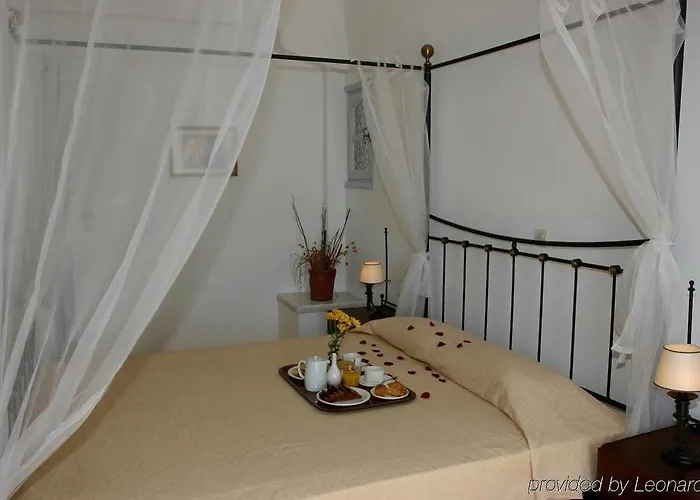 Tzekos Hotel Fira (Santorini)