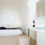 מלון Tzekos 4*