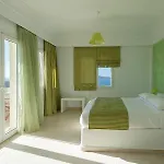 מלון Tzekos 4*